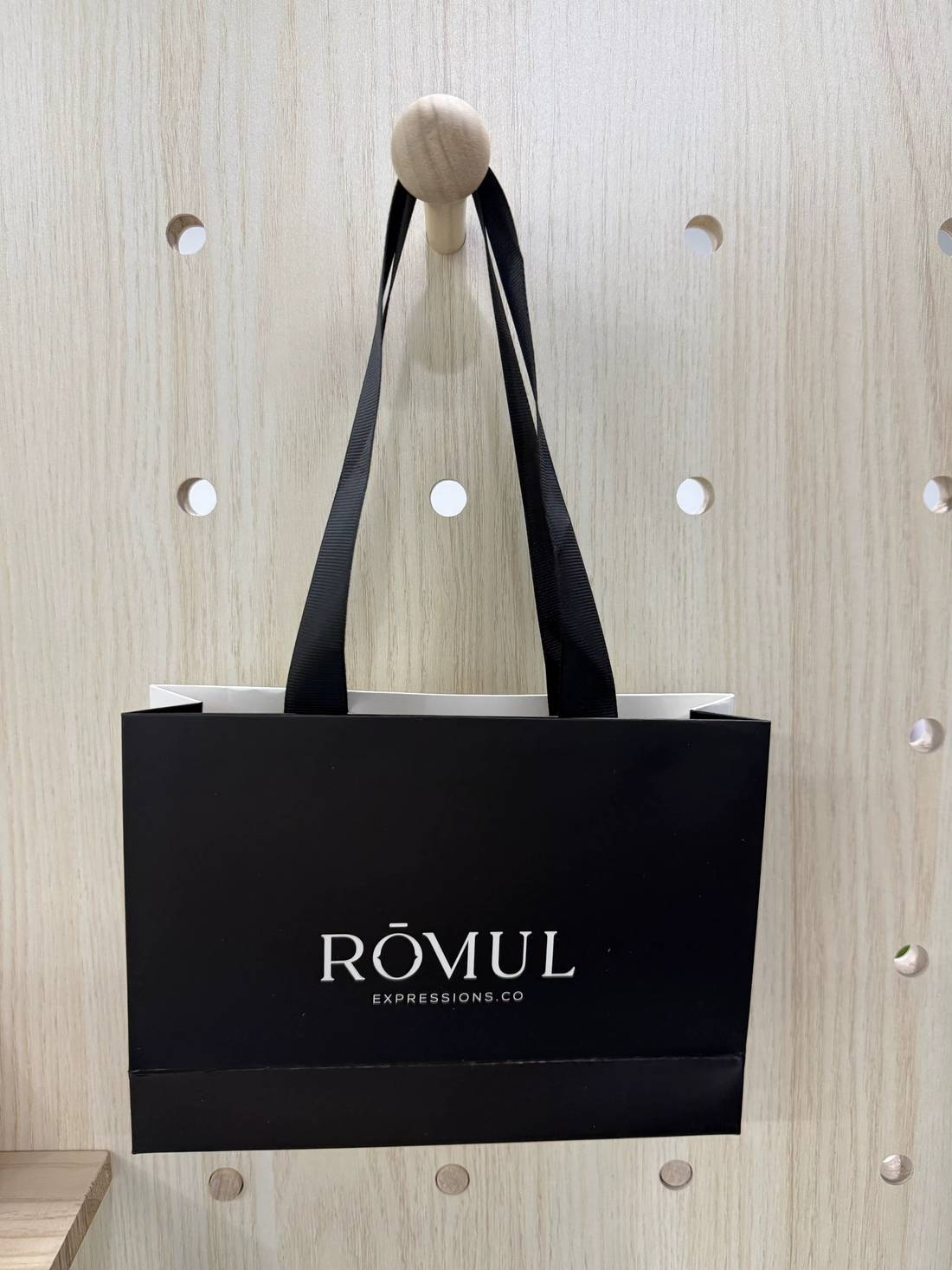 Rōmul black gift bag